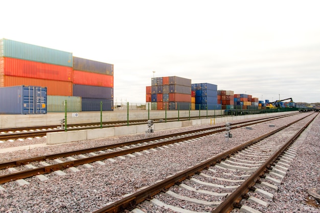 Kontenery towarowe Stocznia kontenerów towarowych Stos kontenerów towarowych w dokach Plac przemysłowy Koncepcja logistyki importu i eksportu