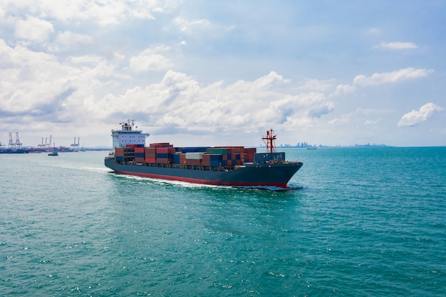Kontenery wysyłają import i eksport międzynarodowych firm usług transport fracht oceaniczny