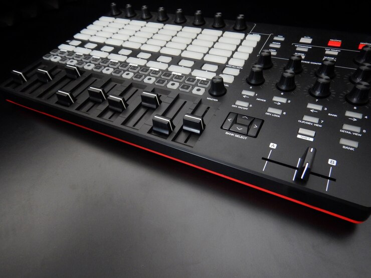 Kontroler muzyki pierwszego planu, elektroniczny instrument muzyczny lub mikser audio lub korektor dźwiękowy (analogowy modułowy syntezator)