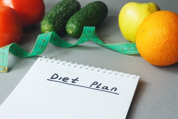 Kontroluj kalorie plan posiłków dieta żywieniowa i koncepcja odchudzania plan diety ze świeżymi warzywami i owocami na stole