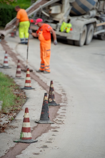 Zdjęcie konusy drogowe na drogach w mieście