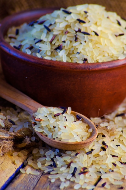 Zdjęcie konwencjonalne zboże i dziki ryż w misce