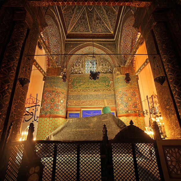 Konya Turcja 12 stycznia 2017 r.: Mevlana jest pięknym mauzoleum Jalala ad-Din Muhammada Rumi, perskiego mistyka sufickiego, znanego również jako Mevlana lub Rumi.