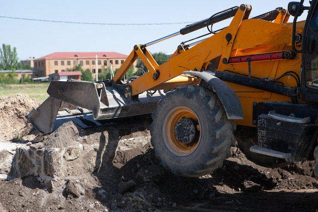 Koparka i nowy budynek w terenie