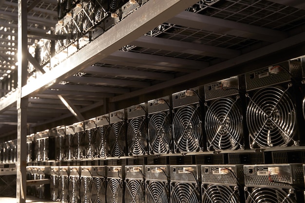 Koparki Bitcoin ASIC w magazynie Sprzęt wydobywczy ASIC na stojakach do kopania kryptowaluty w stalowym pojemniku Technologia Blockchain do zastosowań w układach scalonych do przechowywania