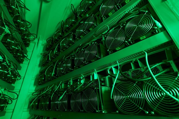 Koparki bitcoinów na dużej farmie Sprzęt wydobywczy ASIC na stojakach stojakowych Kopanie kryptowaluty w stalowym pojemniku Technologia Blockchain Specyficzna dla aplikacji platforma z układem scalonym Oświetlenie i wentylatory w serwerowni