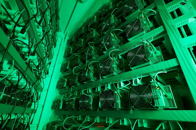 Koparki bitcoinów na dużych farmach Sprzęt wydobywczy ASIC na stojakach stojakowych Kopanie kryptowaluty w stalowym pojemniku Technologia Blockchain Specyficzne dla aplikacji z układem scalonym Centrum danych z obwodami serwerowymi Oświetlenie serwerowni