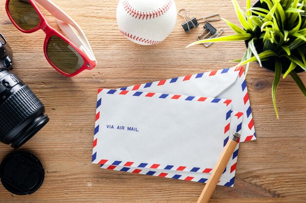 Zdjęcie koperta poczty lotniczej na drewnianym stole