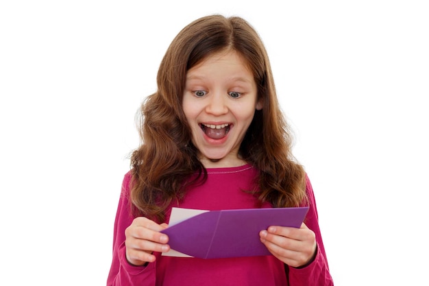 Koperta prezent prezent koncepcja listu Zaskoczona szczęśliwa mała dziewczynka dostanie szoku otwarcia koperty
