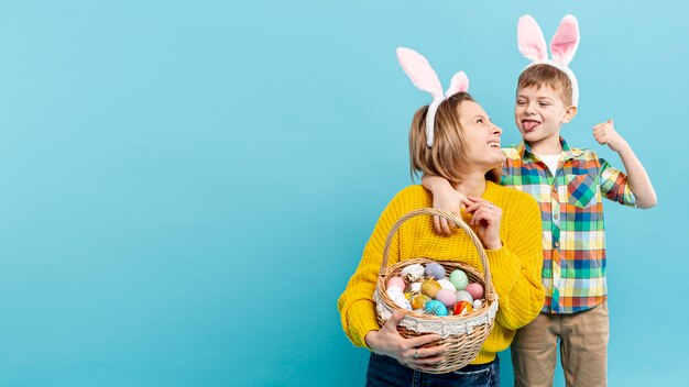 Zdjęcie kopiowanie miejsca mama i syn z koszem jaj na wielkanoc