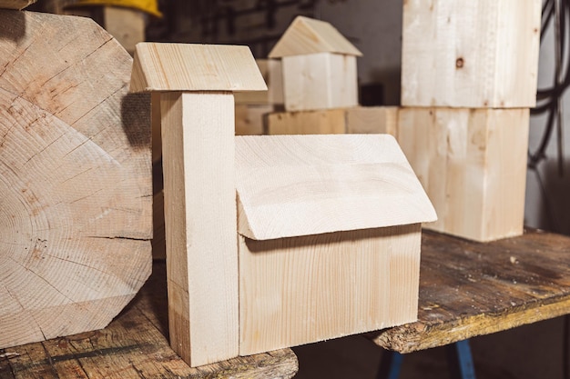Kopiuj dom kosmiczny wykonany z drewnianych cięć pił o różnych kształtach
