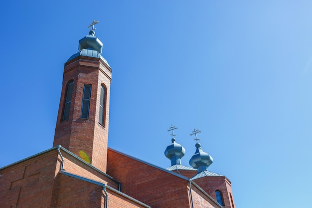 Kopuła cerkwi prawosławnej z czerwonej cegły w letni słoneczny dzień