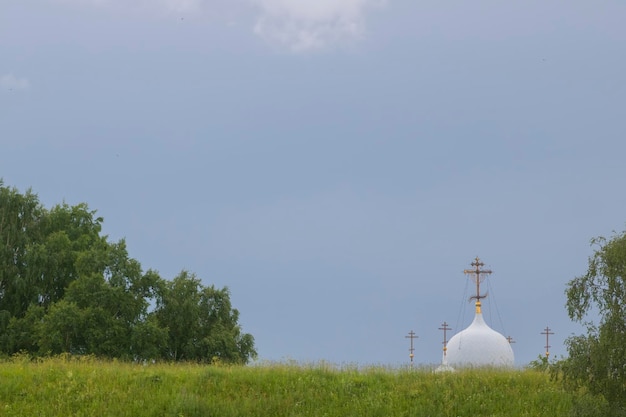 Kopuła i krzyże na tle nieba