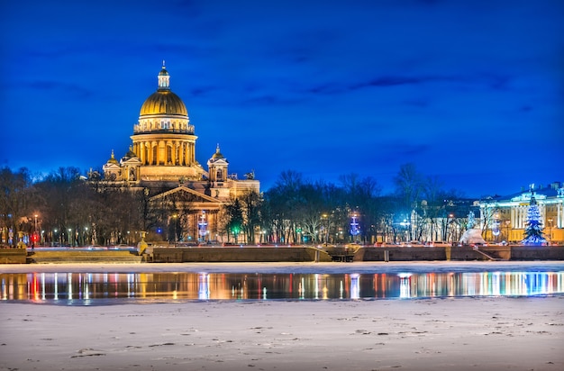 Kopuła Katedry św Izaaka I Rzeki Newy W Lodzie W Sankt Petersburgu W Zimową Błękitną Noc