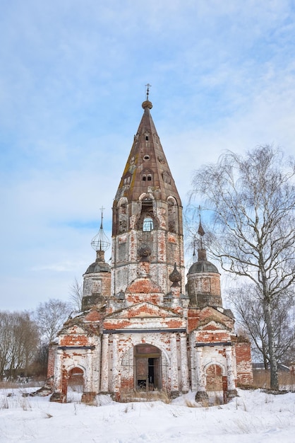 kopuły opuszczonego kościoła na odludziu Rosji