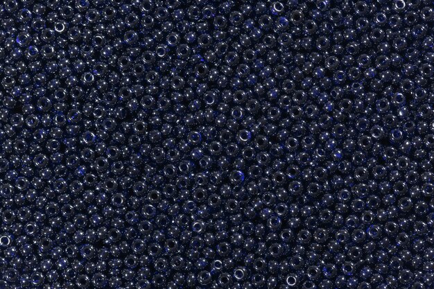 Koraliki w kolorze ciemnoniebieskim zbliżenie makro zdjęcie.