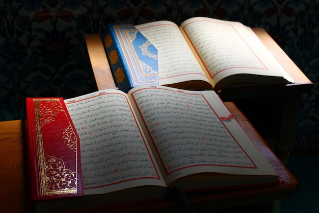 koran, święta księga muzułmanów, pokryta niebieskim kolorem na mównicy