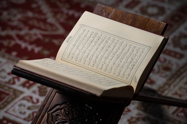 Koran Święta Księga Muzułmanów w meczecie