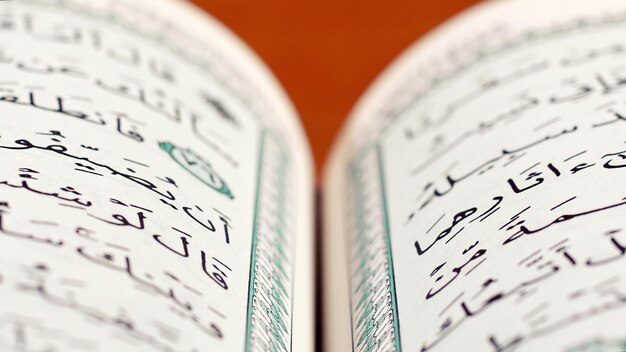 Zdjęcie koran święta księga religii muzułmańskiej fot