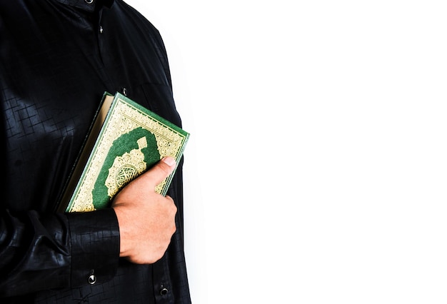 Koran w ręku święta księga muzułmanów pozycja publiczna wszystkich muzułmanów