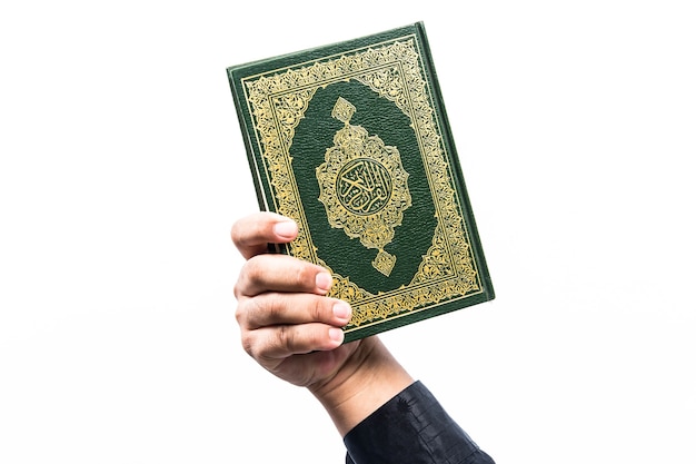 Koran w ręku - święta księga muzułmanów (publiczny przedmiot wszystkich muzułmanów) Koran w ręku