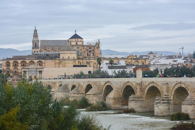 Kordoba w listopadzie Most Rzymski i Mezquita