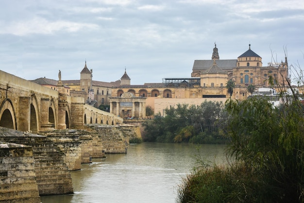 Kordoba w listopadzie Most Rzymski i Mezquita