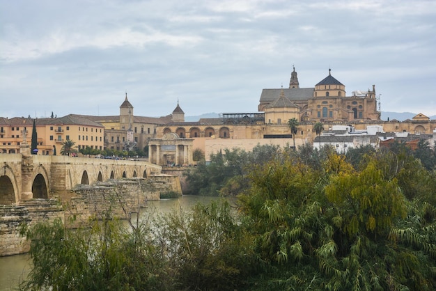 Kordoba w listopadzie Most Rzymski i Mezquita