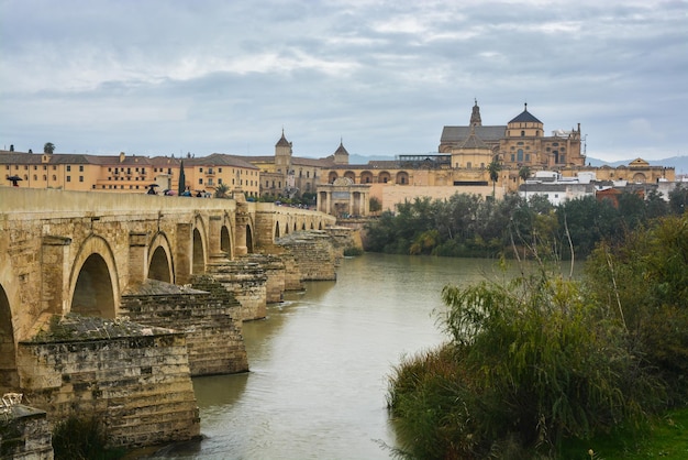 Kordoba w listopadzie Most Rzymski i Mezquita