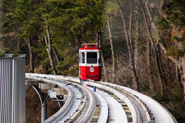 Koreańczycy I Zagraniczni Podróżnicy Siedzący Pasażerowie Podróżują Na Sky Capsule Tram Haeundae Blue Line Na Stacji Mipo Na Wizytę W Haeundae Beach Park W Mieście Haeundae Gu W Busan W Korei Południowej