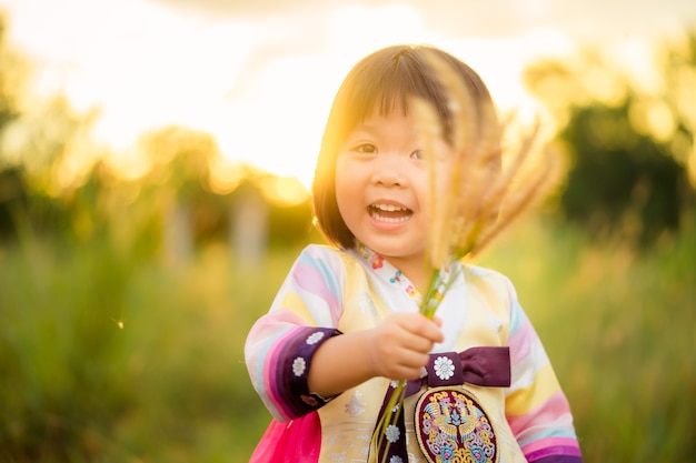 Koreańska Mała Dziewczynka Jest Ubranym Tradycyjnego Hanbok Lub Koreańczyka Traditionnal Kostium