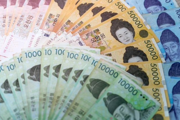 Koreańska waluta Banknoty i monety używane jako środek wymiany Stymulują produkcję i pomagają w kierowaniu produktów ze źródeł produkcji do konsumentów