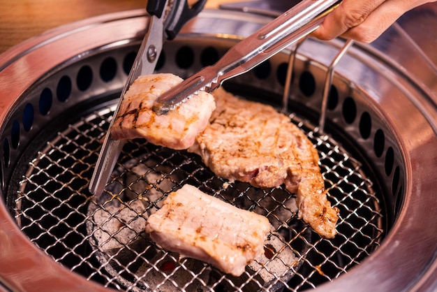 Koreański grill wołowy na rozżarzonych węglach Gotowy do grillowania mięsa wieprzowego Koreański grill w tradycyjnym stylu