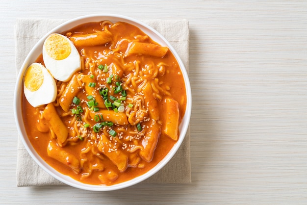 Koreański makaron błyskawiczny i Tteokbokki w koreańskim pikantnym sosie, Rabokki – po koreańsku