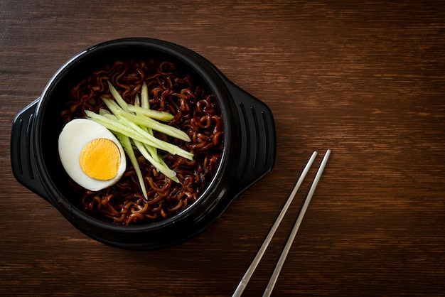 Koreański Makaron Błyskawiczny Z Sosem Z Czarnej Fasoli Jajangmyeon Lub Jjajangmyeon