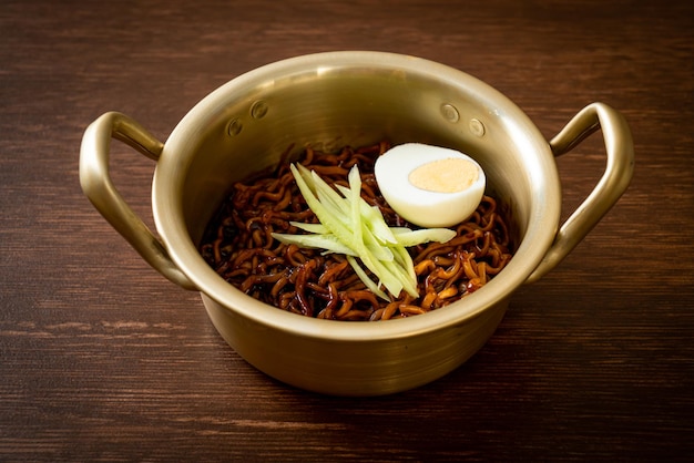 Koreański makaron błyskawiczny z sosem z czarnej fasoli Jajangmyeon lub JJajangmyeon