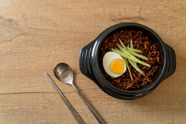 Koreański makaron błyskawiczny z sosem z czarnej fasoli z ogórkiem i gotowanym jajkiem (Jajangmyeon lub JJajangmyeon) - koreański styl jedzenia