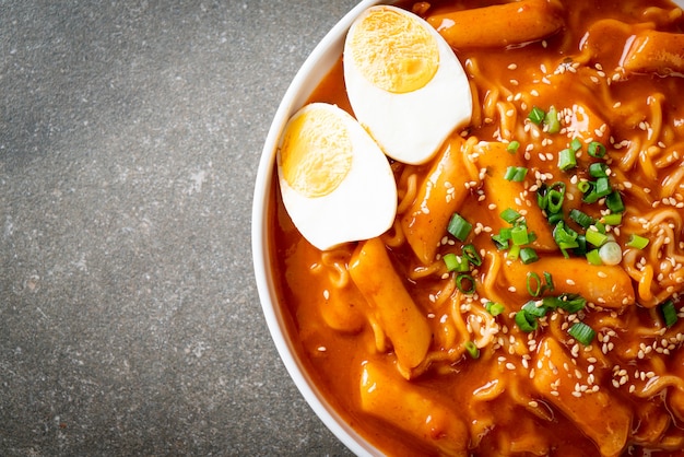 Koreański makaron instant i Tteokbokki w ostrym koreańskim sosie, Rabokki - koreański styl jedzenia