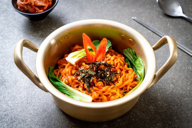 koreański makaron instant z warzywami i kimchi