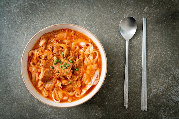 Koreański makaron udon ramen z wieprzowiną w zupie kimchi - azjatyckie jedzenie