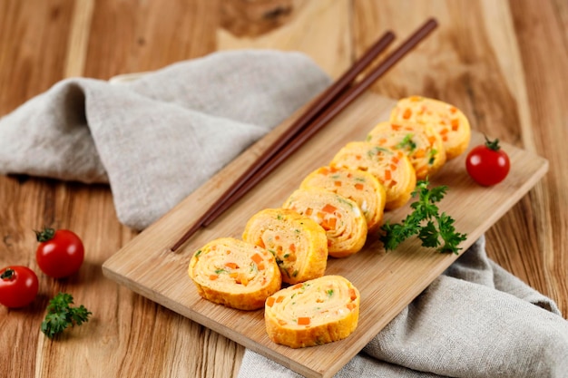 Zdjęcie koreański omlet jajeczny lub gyeran mari z dymką i marchewką