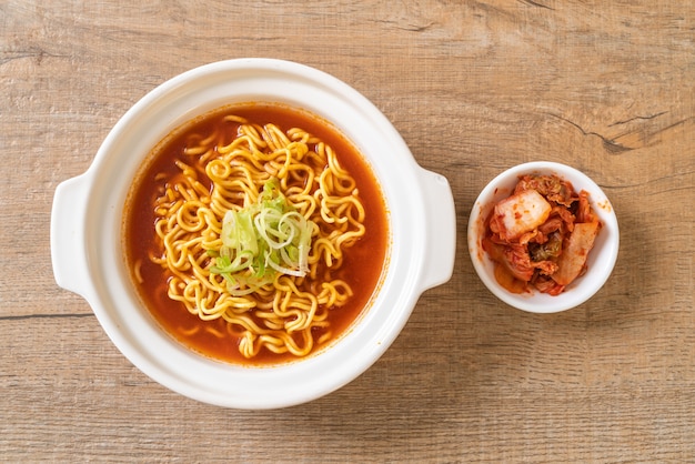 koreański pikantny makaron instant z kimchi