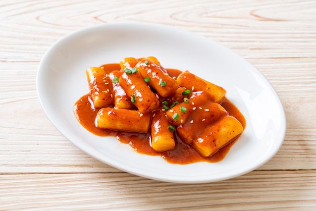 Koreański placek ryżowy w pikantnym sosie (Tteokbokki) - po koreańsku po koreańsku