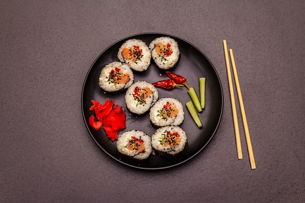 Koreański roll Gimbap (kimbob). Ryż na parze (bap) i różne inne składniki. Modne czarne tło