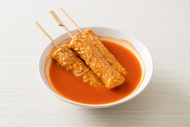 Koreański szaszłyk z ciasta rybnego Omuk w koreańskiej pikantnej zupie