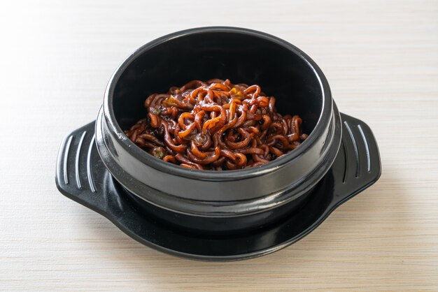 Koreańskie czarne spaghetti lub makaron instant z pieczonym sosem sojowym chajung (chapagetti) - koreański styl jedzenia