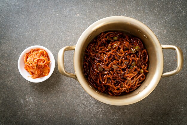 Koreańskie czarne spaghetti lub makaron instant z pieczonym sosem sojowym chajung (chapagetti). Koreański styl jedzenia