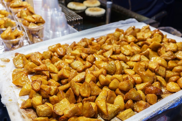 Koreańskie Kandyzowane Słodkie Ziemniaki Sprzedawane Na Ulicy Myeongdong W Korei Południowej (koreańska Ulica