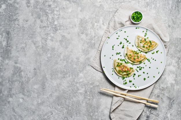 Koreańskie Smażone Pierogi, Pałeczki, świeże Zielone Cebule.