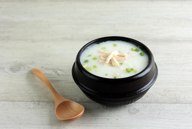 Korejska porridge z kurczaka ryżowego Dakjuk z wiosenną cebulą